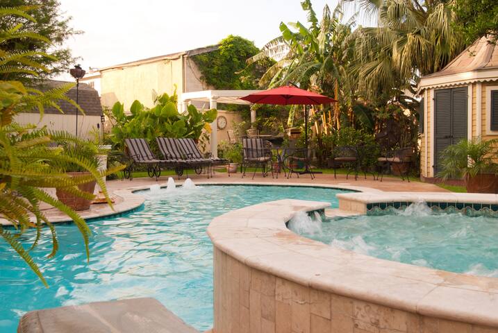 HH Whitney House – Premium 3-bedroom, 2-bath suite gallery image 4