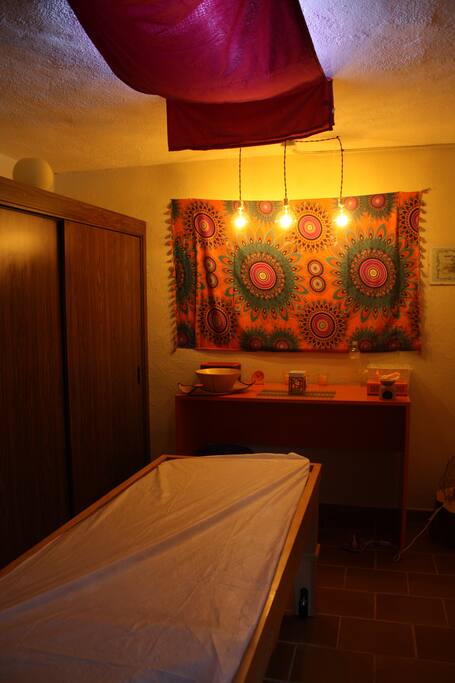 Cuarto de terapia , masaje
anexo a la habitación . si se desea recibir uno de nuestro centro de terapias