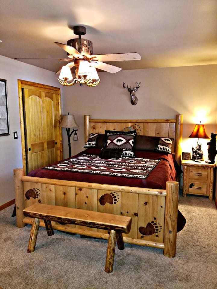 Dormitorio principal con cama tamaño king.