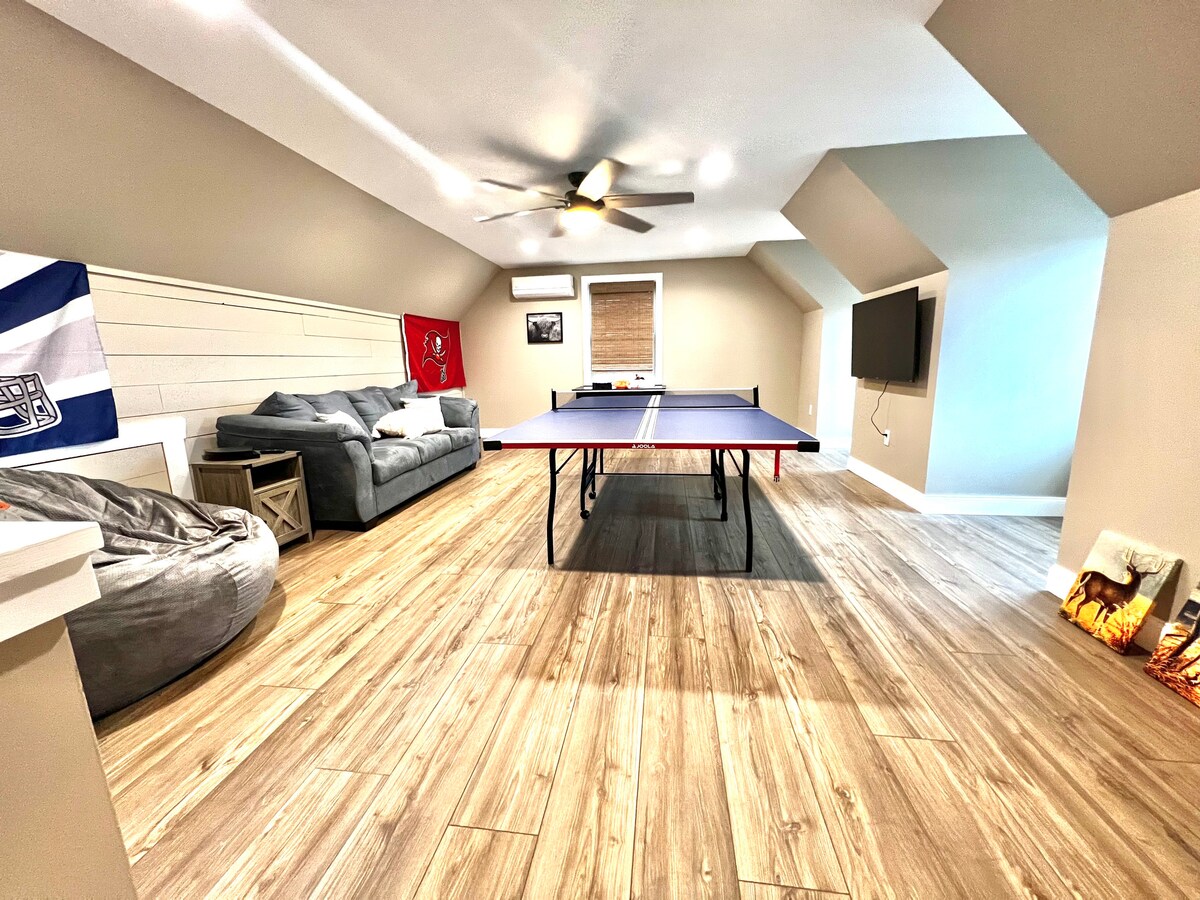 CHAMBRE Rec AU DEUXIÈME ÉTAGE avec ping-pong et télévision connectée, également un canapé-lit et un matelas king size avec sac de haricots pour les voyageurs supplémentaires.