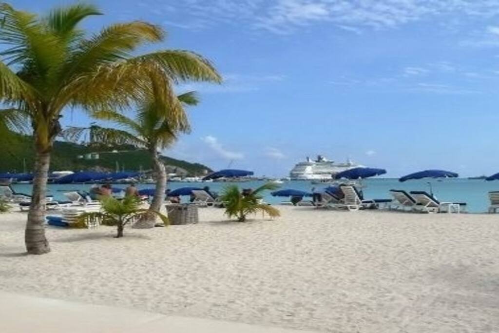 Cruise ship docked in Philipsburg.