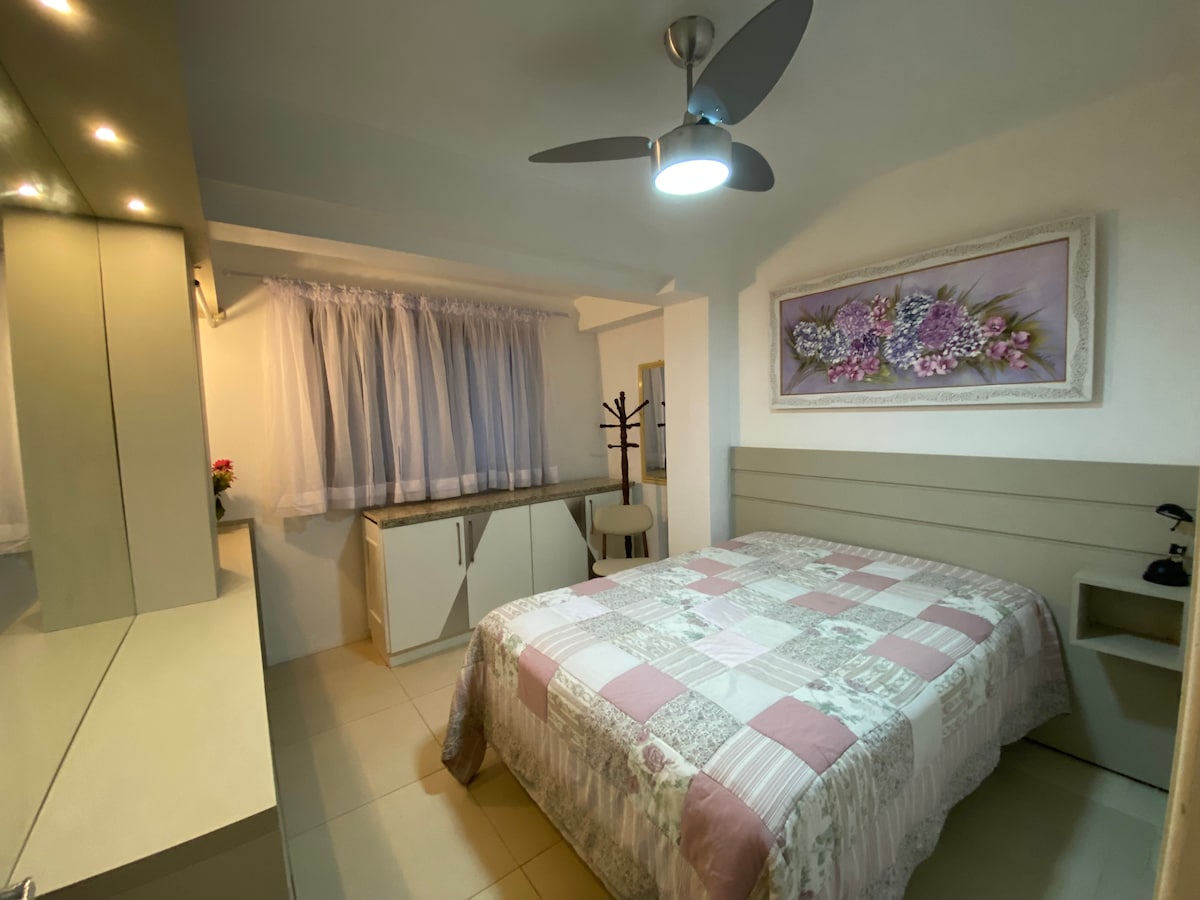 Спалня с обикновена двойна кутия с баня, разположена до приземния етаж 