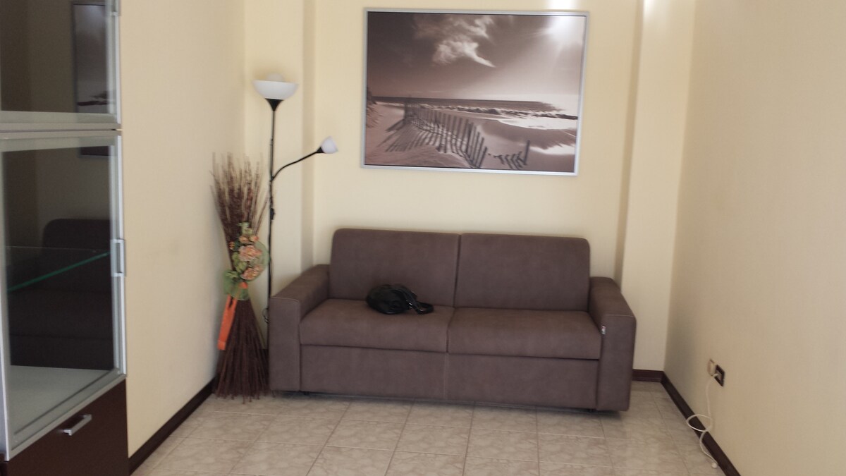 מטבח - סלון (ספה נפתחת, עבור 2 אנשים, בבריכה, חזותית, מופרדת על ידי קיר צדדי)