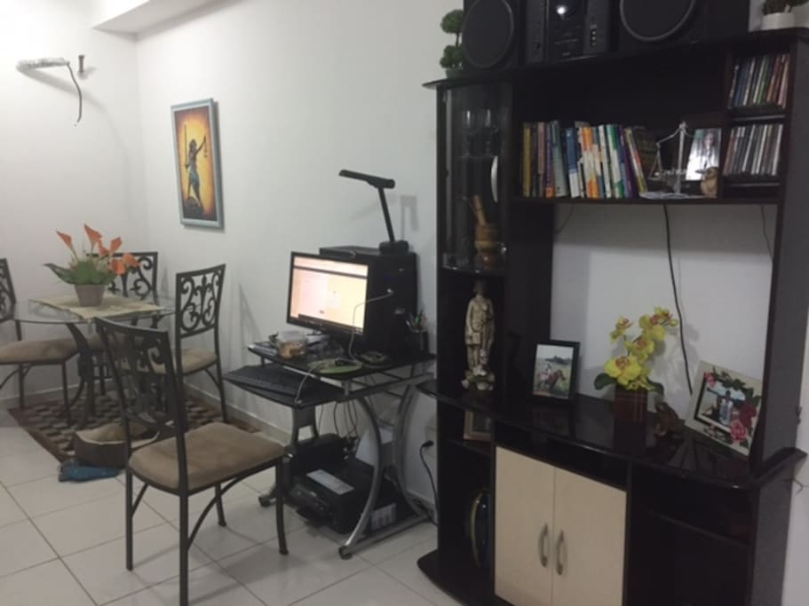 sala de jantar e computador com internet