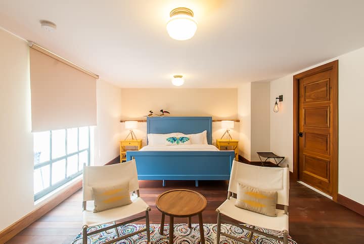 顶层主卧配备加大双人床和50英寸有线电视