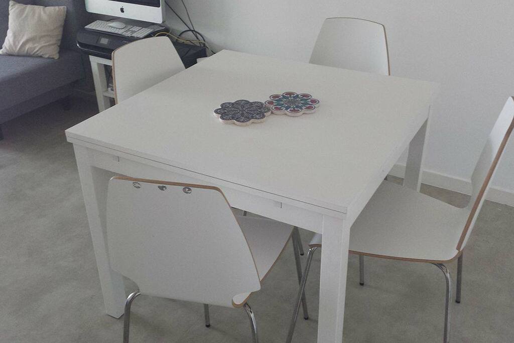 Table à manger avec rallonges (jusqu'à 1m80) - 8 pers