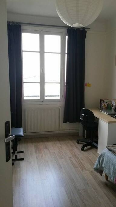 Chambre bureau et lit, partie droite