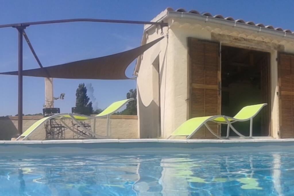 Espace détente au bord de la piscine