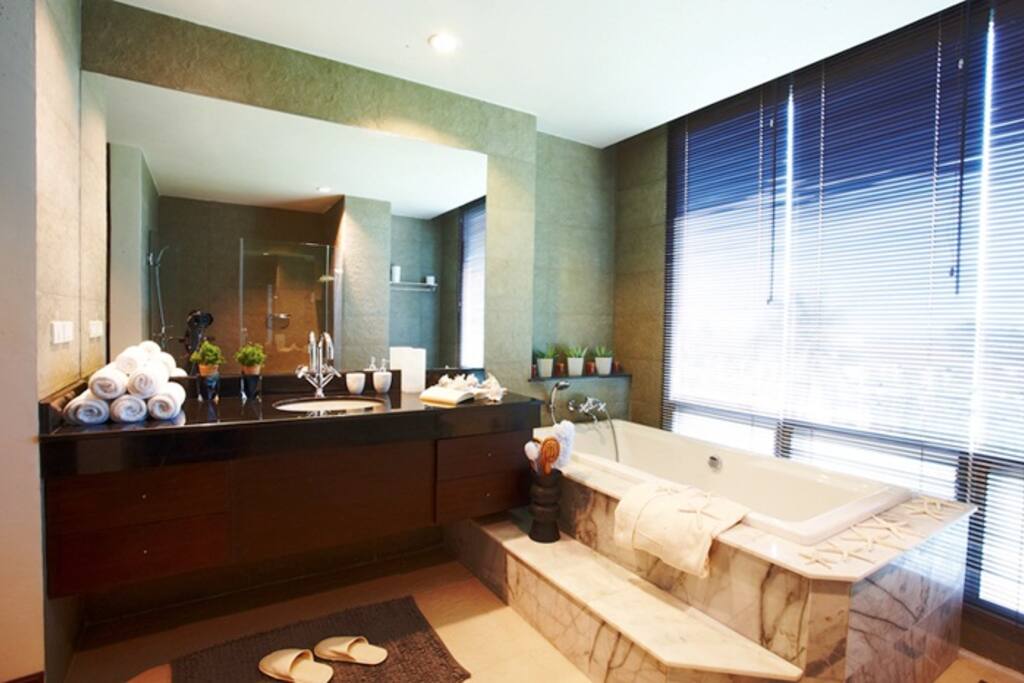 Master en-suite bathroom