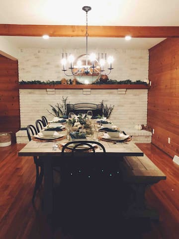 Large Retreat Minutes From Both Downtowns