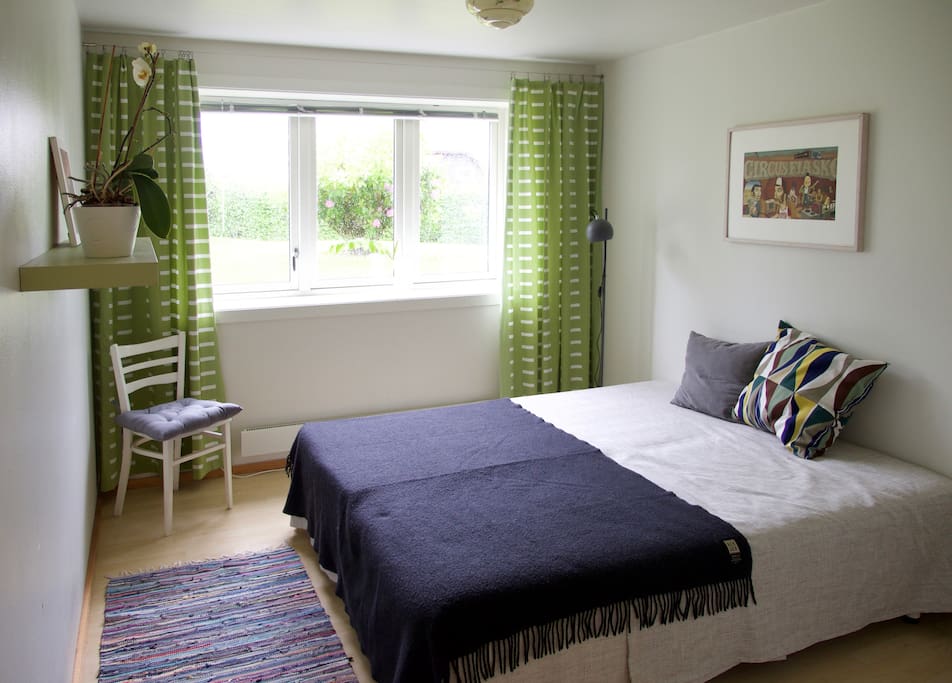 Double bedroom with garden view (12m2)