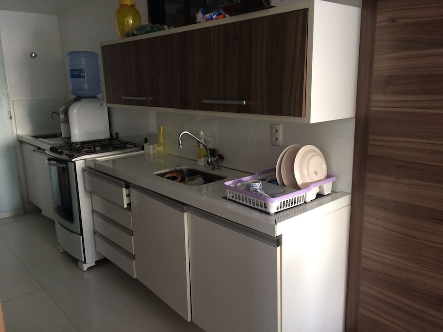 Cozinha americana com armários.