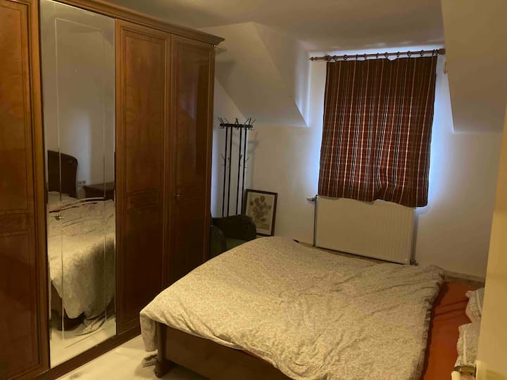 Mojawapo ya vyumba 4 vya kulala vilivyo na kitanda cha watu wawili.