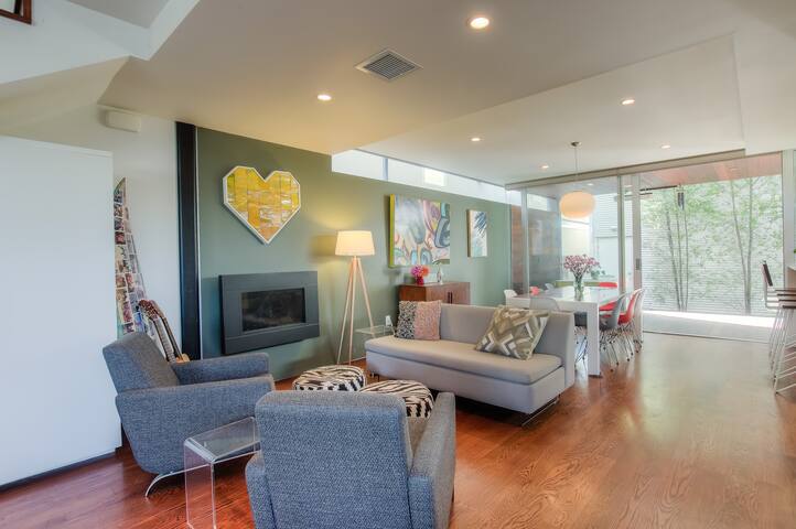 Modern 4 bedroom right off Venice Canals gallery image 2
