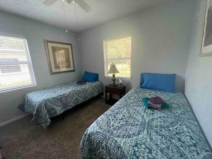 Druga spavaća soba ima 2 odvojena kreveta, komodu i ormar za vašu odjeću. 