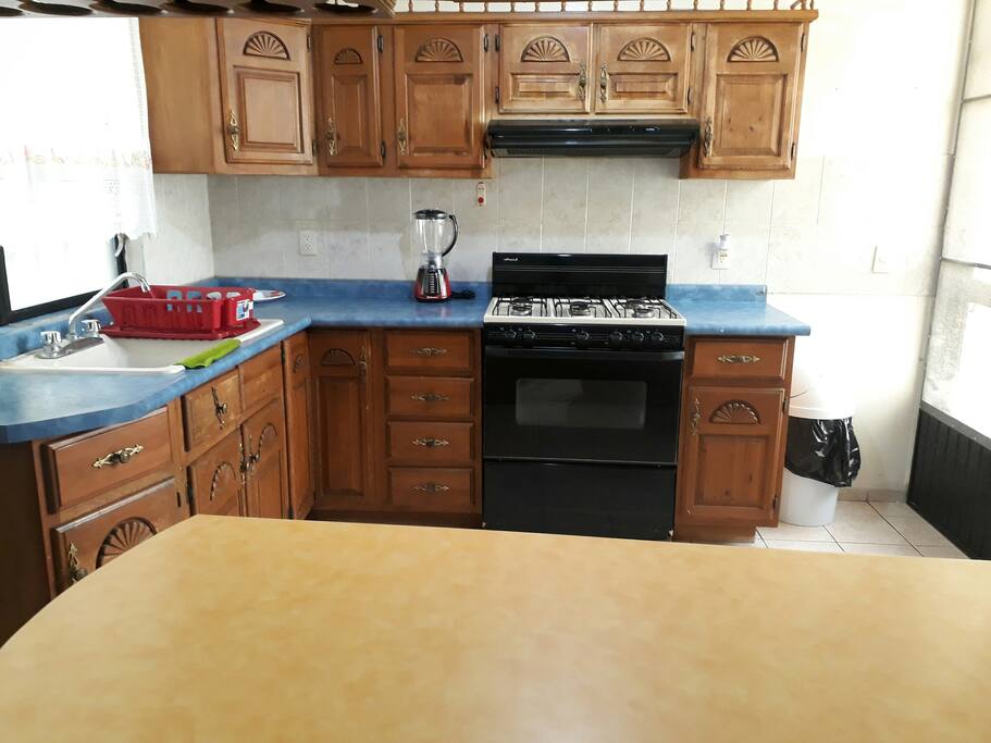 Cocina, utensilios básicos, refrigerador, licuadora y estufa.