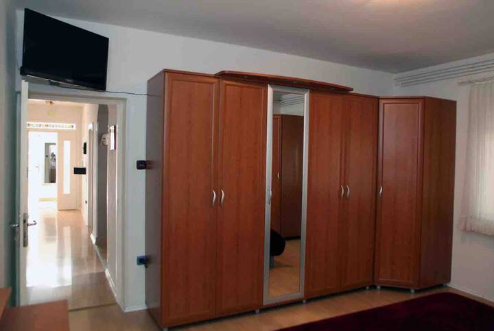 Velika komforna soba sa velikim prostranim ormarima u kojima se nalazi i dodatna posteljina.