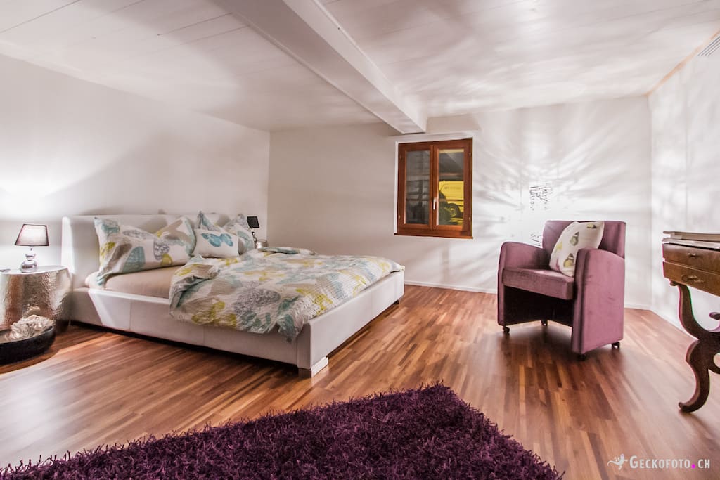 Grösstes Gästezimmer in der mittleren Etage.
Bedroom in the middle floor
