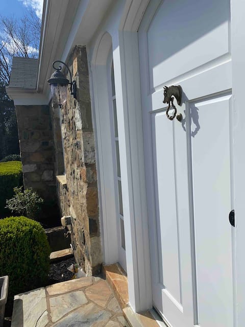 Peaceful, Authentic Stone Cottage with Cozy Charm