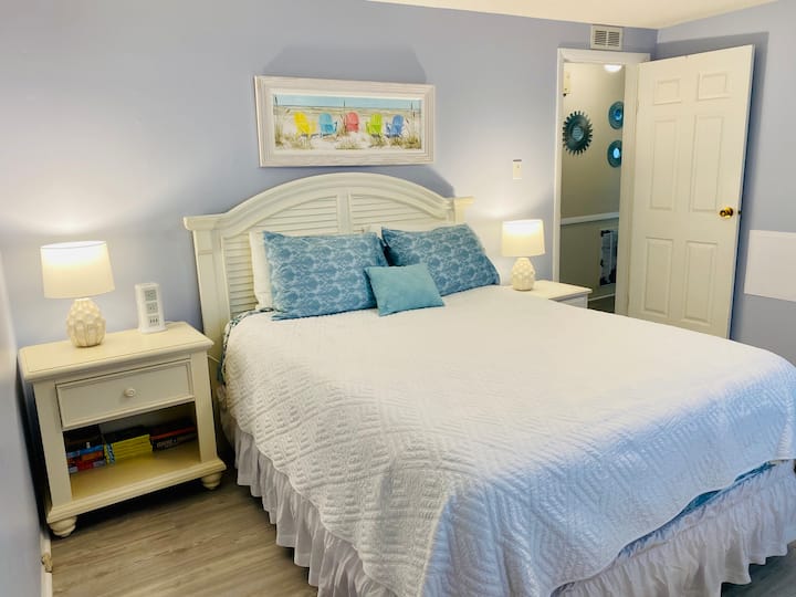 Საძინებელ პირველში არის საწოლი დიდი ზომის, 100% -იანი ბამბის ზეწრებით, ოთხი ბალიში, აბაზანა-ტუალეტი, შესასვლელი კარადა, უამრავი უჯრა, ჭკვიანი ტელევიზორი, საწოლისპირა დამტენი კოშკი და სამხრეთისპირა ფანჯრები. 