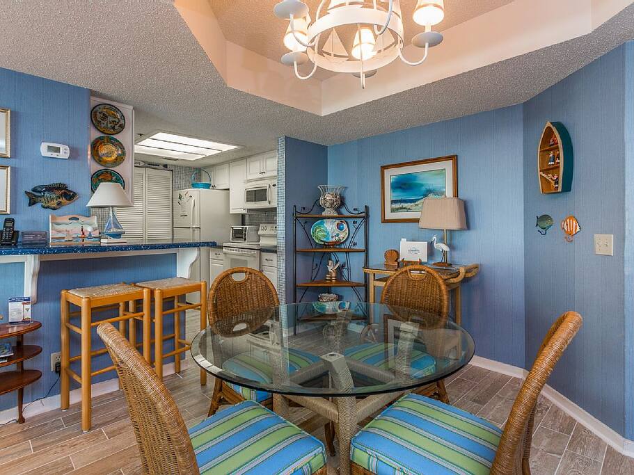 Chair,Furniture,Dining Room,Indoors,Room