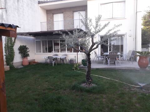 Chambre avec balcon dans maison  calme.