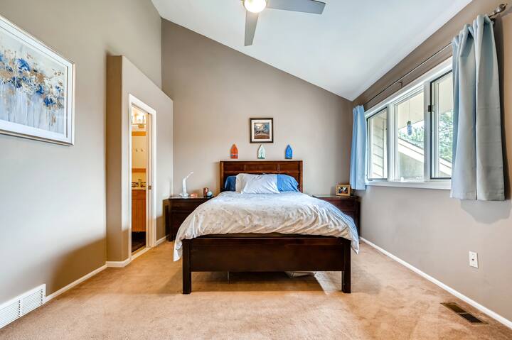 חדר שינה ראשי עם מיטת קווין סייז