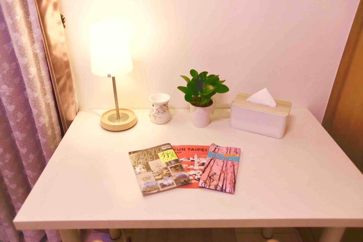 ด้านหลังม่านเป็นระเบียงของห้อง
ด้านหลังม่านเป็นระเบียงสำหรับห้องนี้โดยเฉพาะ