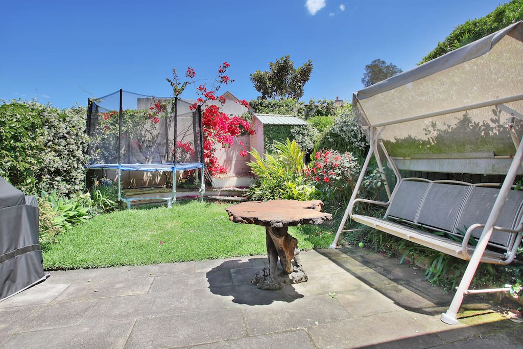 Same level garden. Washing lines down side of house + table tennis.