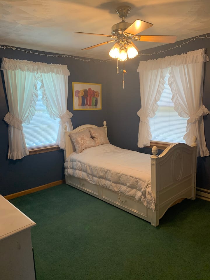 Dormitorio con cama doble y cama nido.   La cama nido es una cama individual adicional.