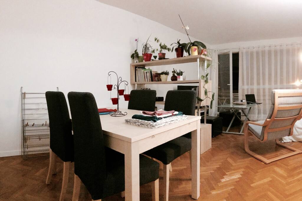 La pièce à vivre, de nuit : salon/salle à manger