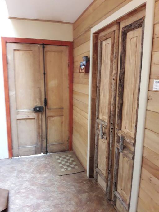 Hall de entrada al palafito. Puertas antiguas, restauradas.