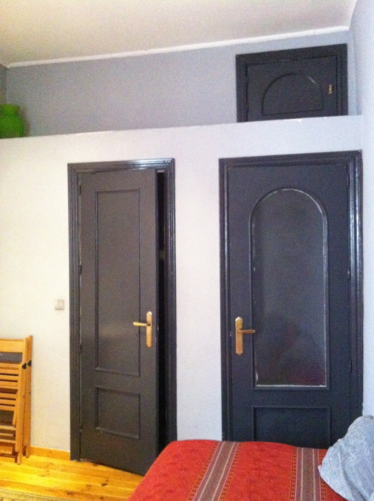 ประตูห้องน้ำและตู้เสื้อผ้า