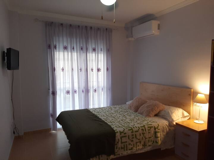 Bett 135 cm .  TV. Klimaanlage.