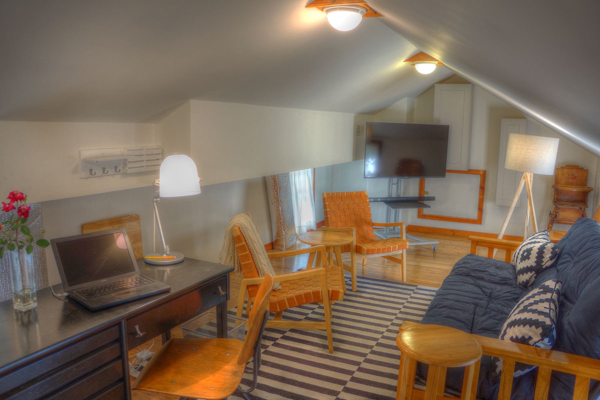 二楼配备50英寸电视，让您放松身心。或者在办公桌上工作，同时在楼下进行社交。