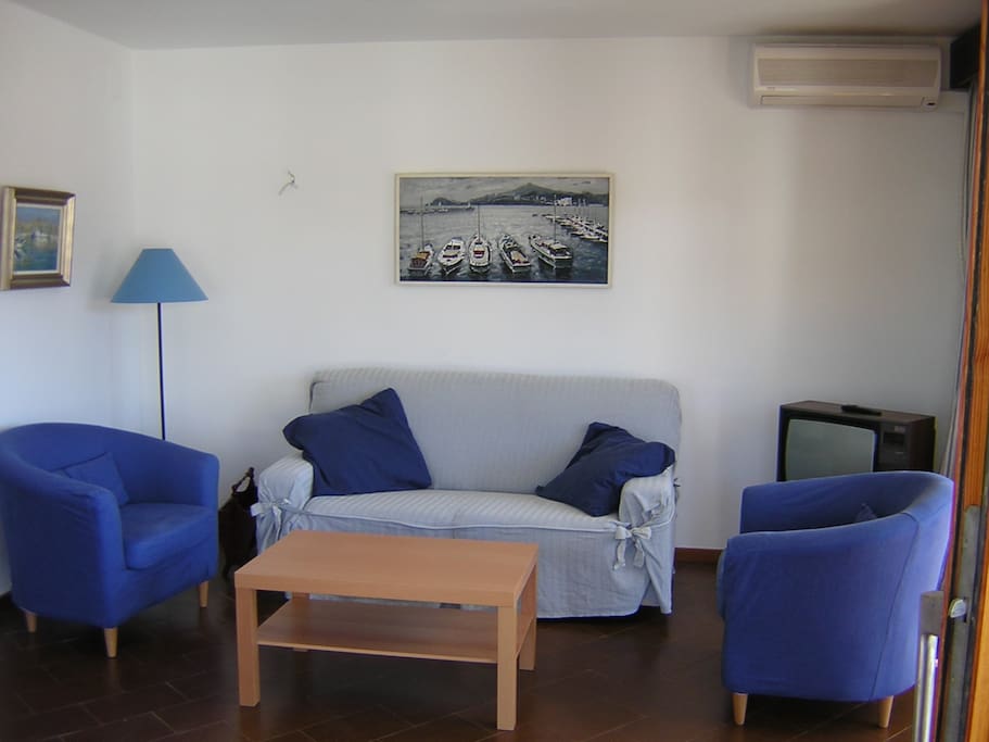 Salón con vistas a la playa y al recinto amurallado