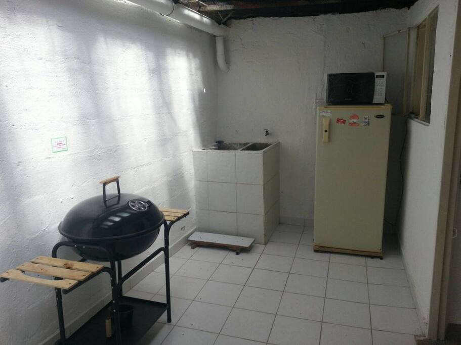 La casa cuenta con una excelente ubicación a pocas cuadras de Girardot (7min de distancia), en conjunto cerrado cerca a tiendas como Surtimax, restaurantes, panaderias, droguerias, etc.
Cuenta con: Dos cuartos, dos baños, cocina, amplia sala comedor, patio, antejardin amplio para asados, parqueaderos al lado de la casa, piscina, Equipo de SONIDO, tv, horno microondas, nevera, ASADOR (parrilla para asados). Amoblada para pasar unos excelentes días de vacaciones.
Cuenta con 5 camas sencillas y una doble. Varios colchones, 3 hamacas y facilidades por si se requiere acomodación adicional. Celulares - whats app: 3118405435 - 3107634384 - 3125975788