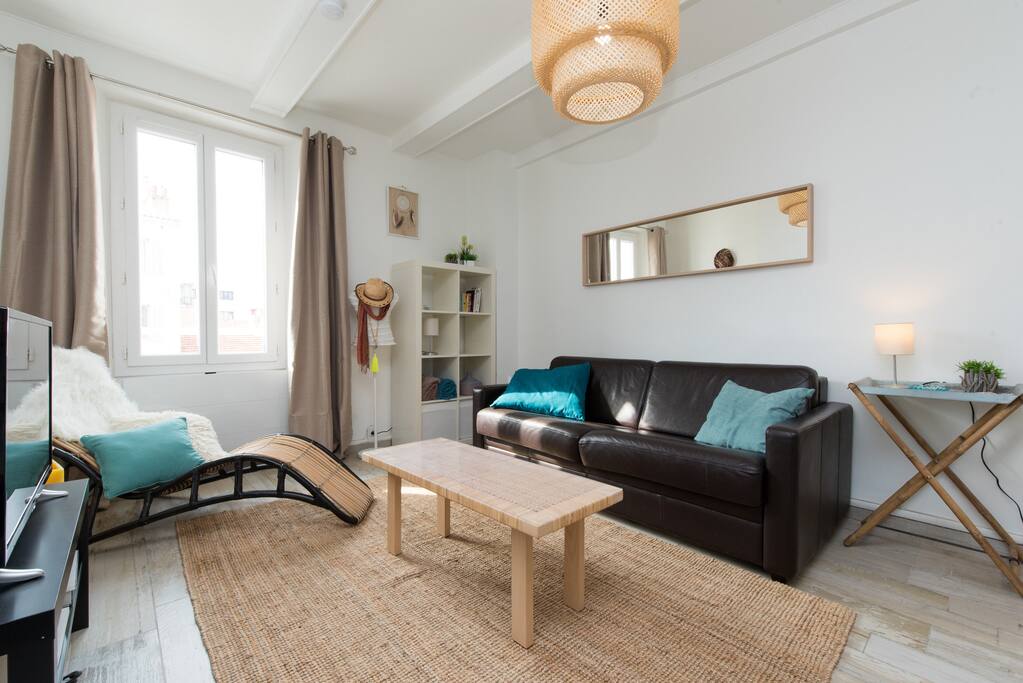 L’appartement se compose d’un salon confortable en cuir, d’une tv connecte à internet, d’un accès wifi. Nous avons pensé à vous avec un coin détente avec le transat cocooning et quelques livres.
Le canapé est convertible avec un vrai lit en bultex.