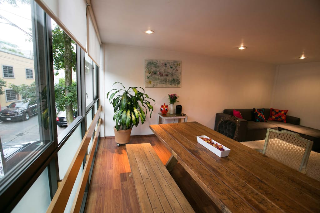 Open livingroom with nice windows that allows to have nice light during the day