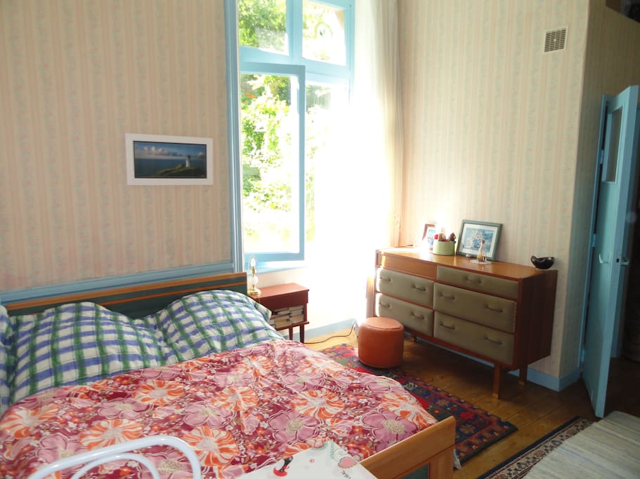 Lit avec vue sur jardin / Bed with garden view