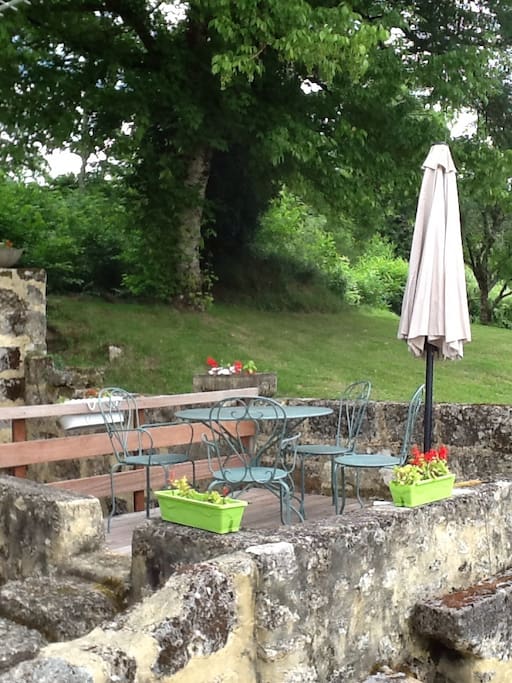 Profitez d'une terrasse ensoleillée au bord d'un moulin
