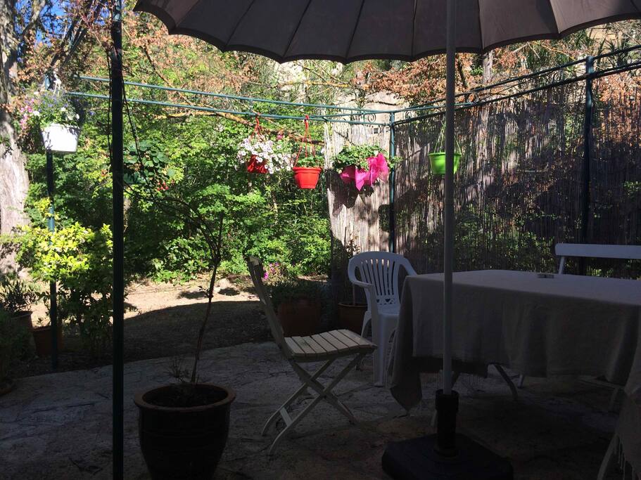 Terrasse ombragée pour le petit déjeuner