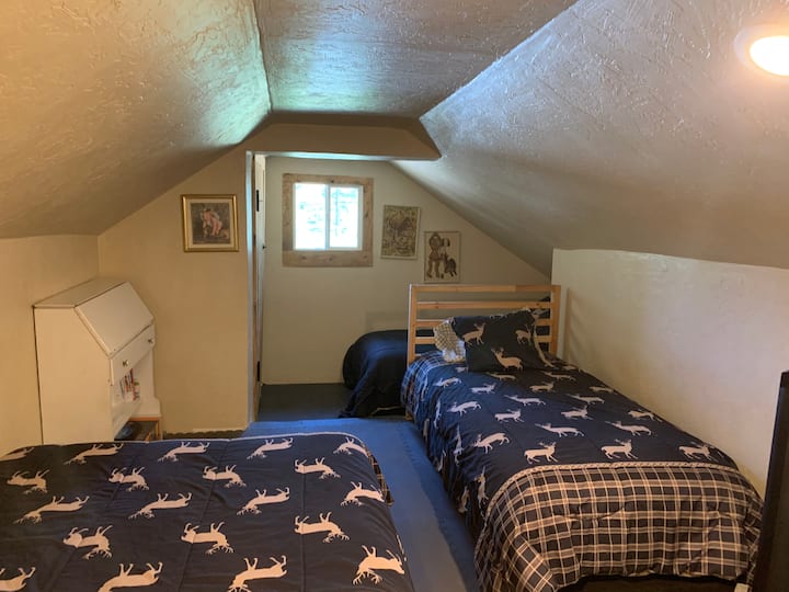 בלופט למעלה יש טלוויזיה, Wi - Fi, 2 מיטות יחיד ומיטה זוגית. 