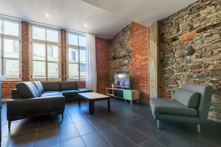 T102 – Lofts du Trésor – Par Les Lofts Vieux-QC gallery image 2