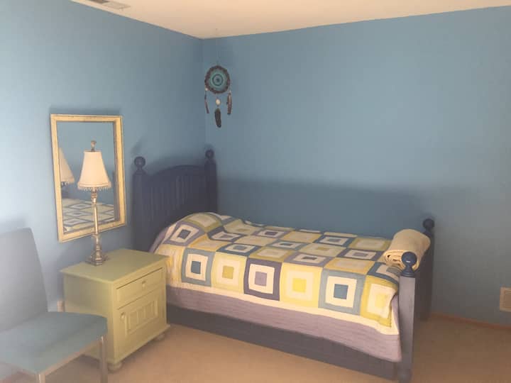 esta habitación ahora tiene una cama tamaño queen.