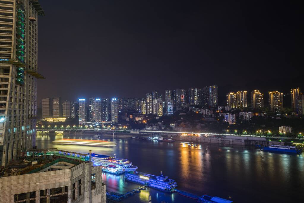 超大阳台 两江夜色尽收眼底