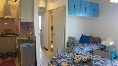 Top Airbnb: Lido Est, two-room apartment with sea view, pool and beach. in Jesolo