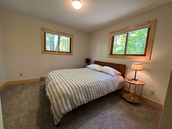 Bunkhouse bedroom 1 w queen bed 