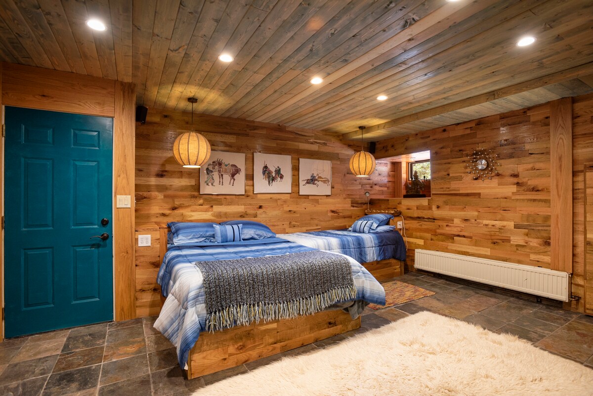 Slaapkamer op de onderste verdieping met mediacentrum (aanwezig, maar niet weergegeven) Inclusief grote flatscreen-tv, satelliet-tv en dvd-speler.   