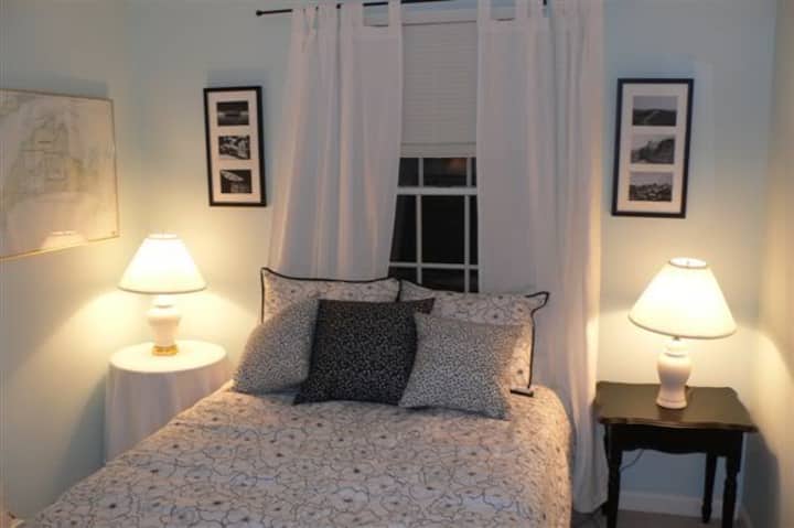 חדר שינה בקומה הראשית עם קווין (התמונה מראה מלאה)